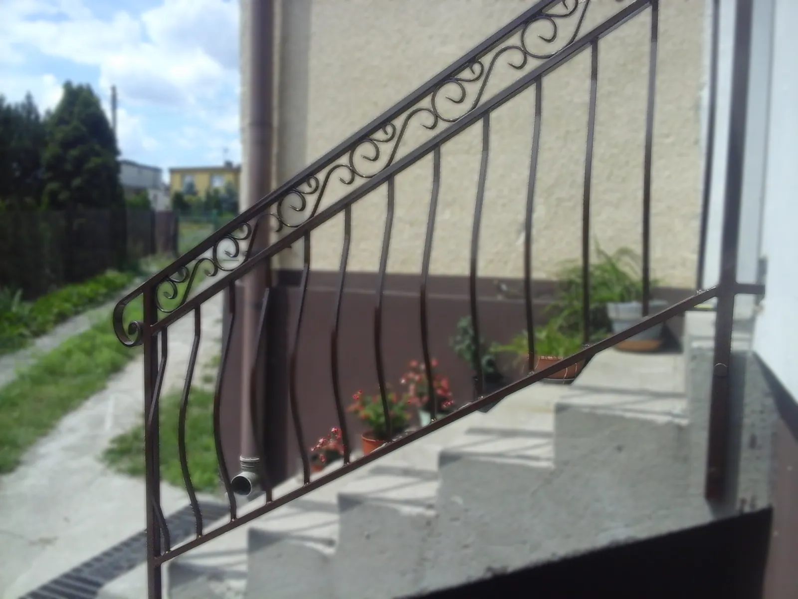 Stalowa balustrada schodowa przy budynku